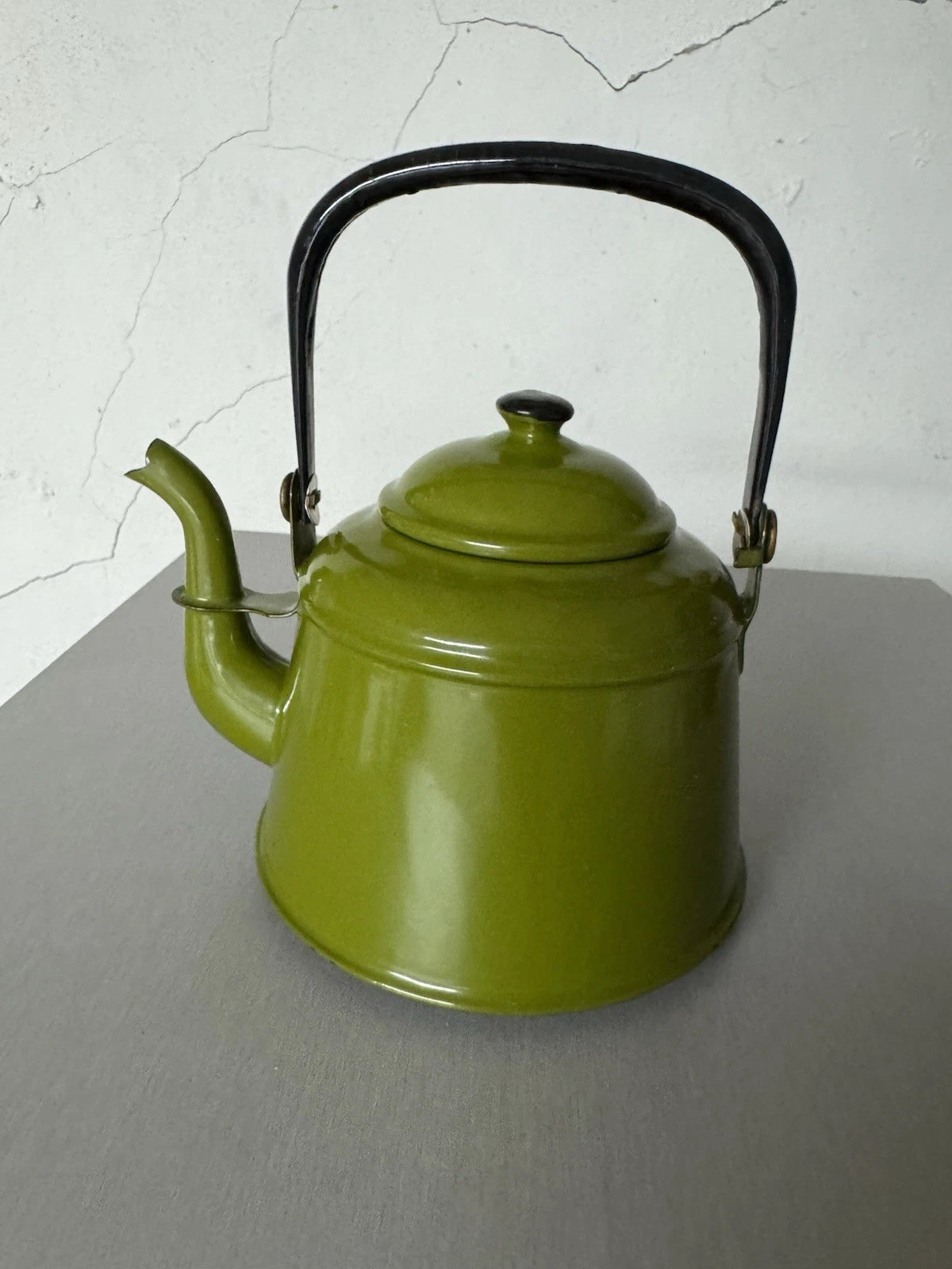 Vtg Avocado Green Enamel Teapot Tea Kettle Farmhouse Mcm Country Cottage Rustic
